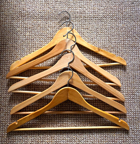 Set wooden coat hangers - 5,
